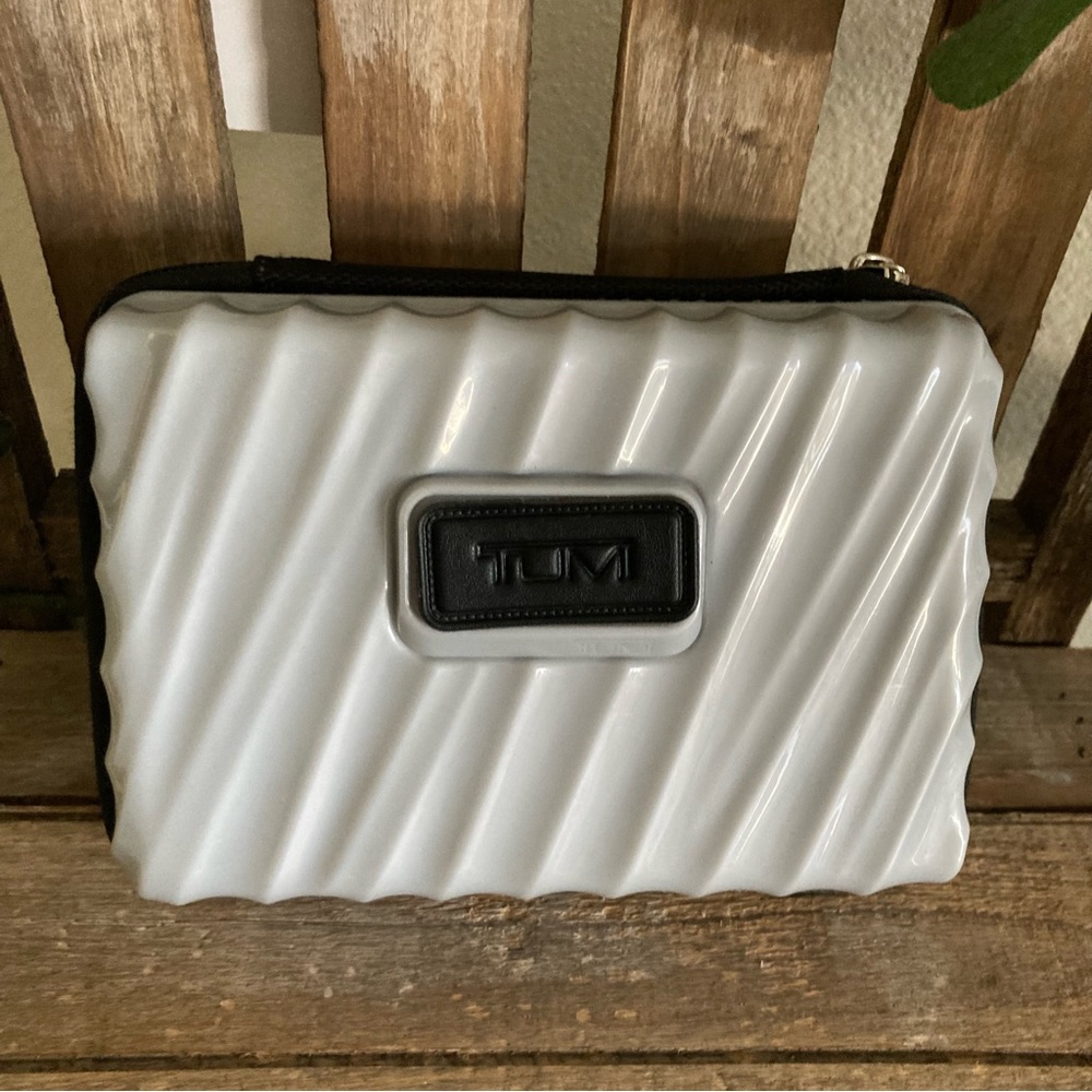 TUMI SILVER/GRAY ACRYLIC HARDCASE TRAVEL/COSMETIC CASE EXCLUSIVE FOR DEL…